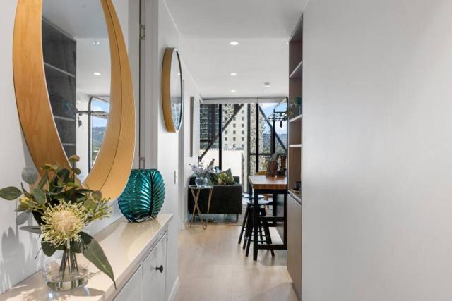 Skyline Retreat - 2BR Luxury City Apartment
