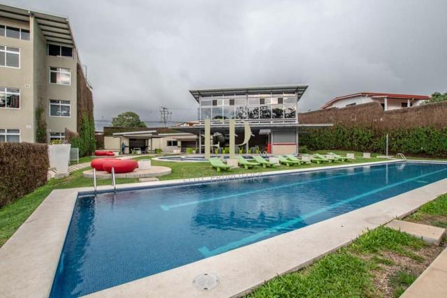 CR MARIPOSA RENTALS SANTA ANA RIVERPARK 2 BR, 2BH, Pool, Gym, WALK EVERYWHERE
