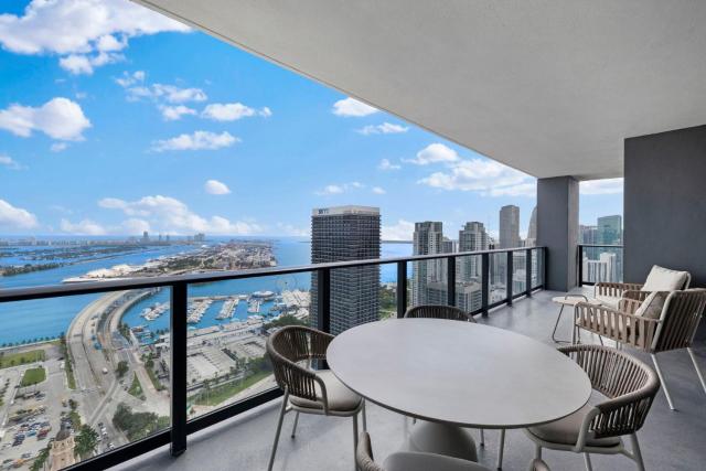 Lux Downtown Miami w Free Parking