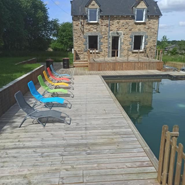 Maison 12 couchages, roulottes et piscine naturelle