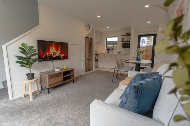Modern 2 Bedroom Townhouse in CBD With Parking! Sleeps 5