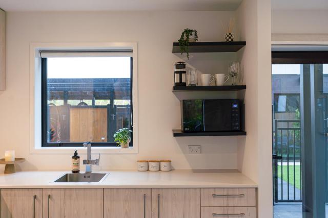 Modern 2 Bedroom Townhouse in CBD With Parking! Sleeps 5
