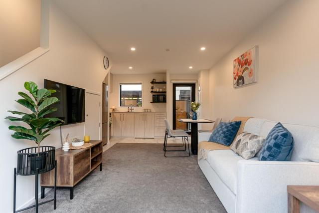 Modern 2 Bedroom Townhouse in CBD With Parking! Sleeps 5
