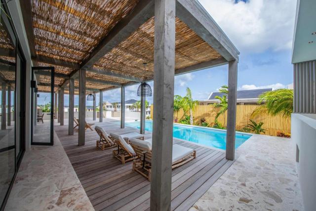 Stylish 5 bedroom Villa with Earthy Tones