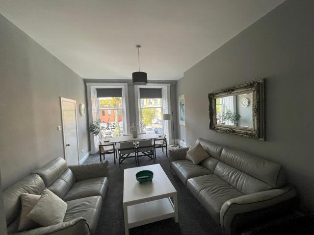 Spacious Hillhead Haven - Pass the Keys