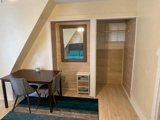 Exquisite Rogers Park 1 bedroom, 1 bath Apartment Near Evanston