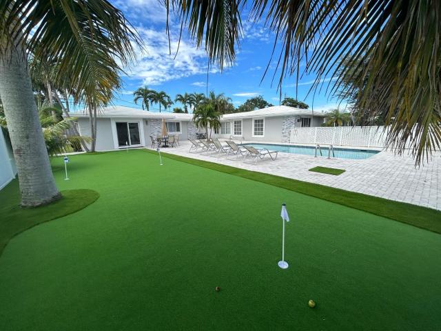 Cozy Getaway with Pool and Putting Green Unit 2