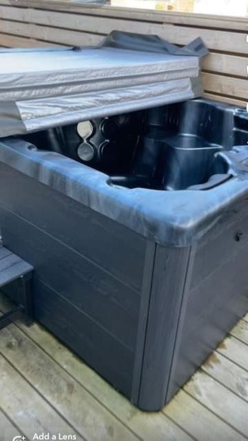 Cosy private home with a hot tub on a private deck, close to Airport