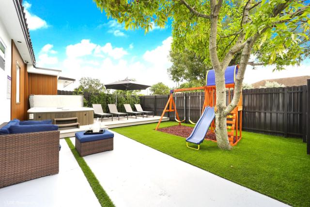 The Rock & Rhythm Villa Miami Downtown - Playground, Mini Golf, BBQ, Garden Relaxation