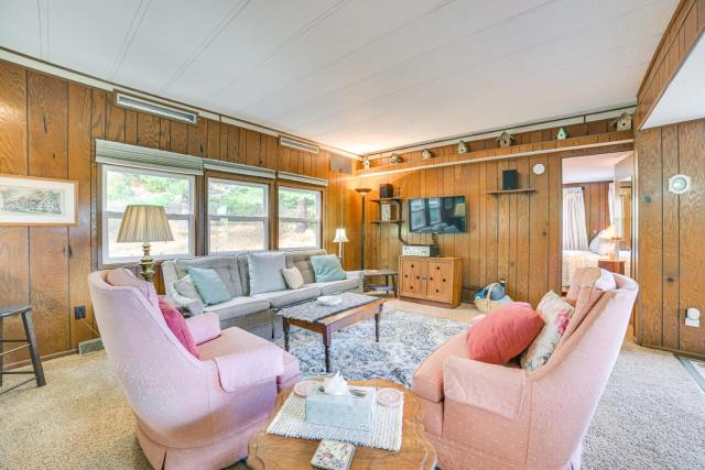 13 Mi to Nubs Nob: Pet-Friendly Retreat