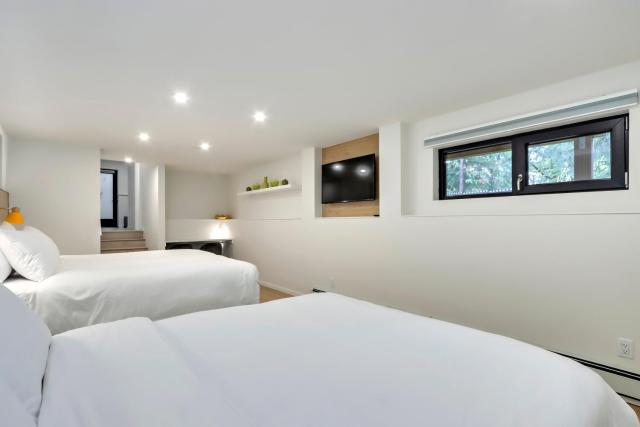 Modern King-Size Guest Suite