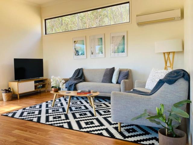 Architecturally Designed Rural Retreat 3 bedroom HOUSE or 1 bedroom CABIN with more than 150 five stars rating