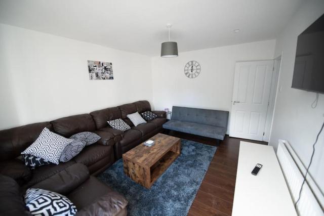 Spacious 3 Bed Home Manchester Airport Free Parking