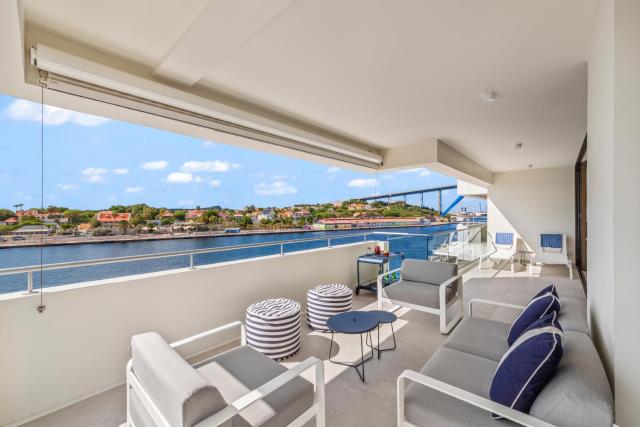 The Wharf 7E city apartment, overlooking Annabay, downtown Willemstad