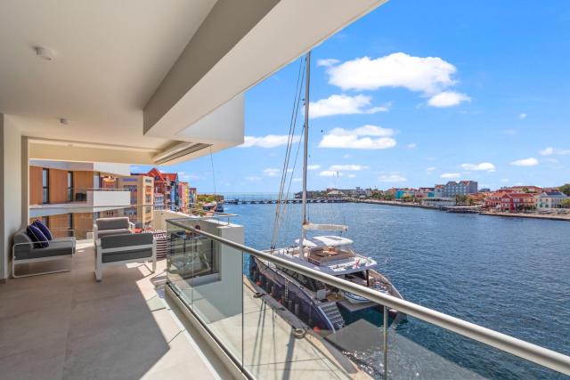 The Wharf 7E city apartment, overlooking Annabay, downtown Willemstad