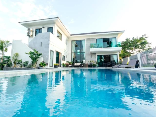 5-Bedroom Luxurious 5-Star Villa with Private Pool