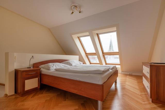 Ruheoase im Dachgeschoss mit Klimaanlage, nur 10 Minuten ins Zentrum