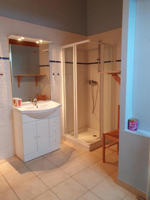 Appartement proche du lac ,piscine ouverte de mars a octobre