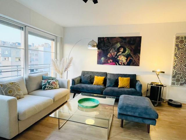 Large 2 bedrooms flat with terrace and oarking