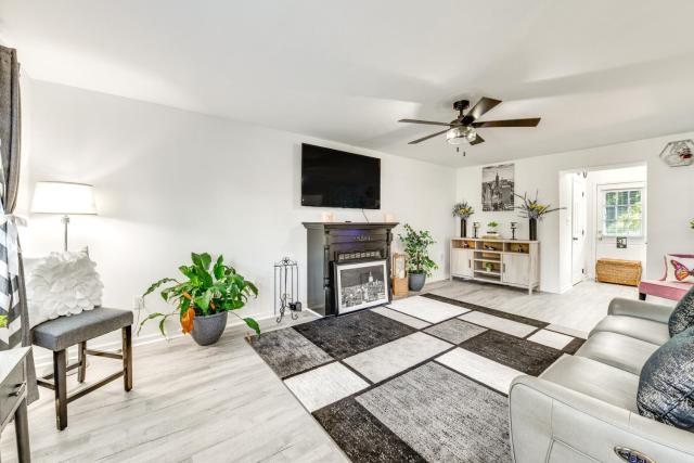 Richmond Home w/ Deck: 1 Mi to Richmond Raceway!