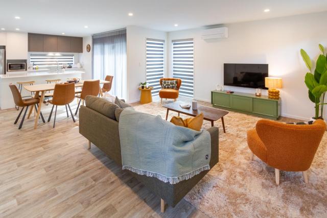 Modern 6BD Homes Carpark Avebury Park Avon River