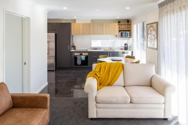 2BR Townhouse, Riccarton Mall, Hagley Park