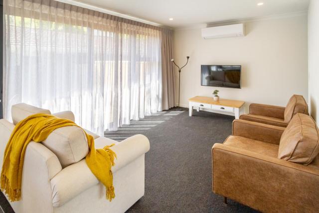 2BR Townhouse, Riccarton Mall, Hagley Park