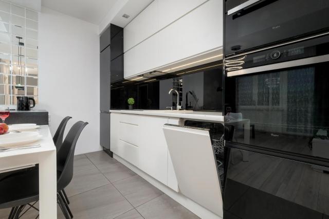 Legionów Elegant Apartment with Home office, Balcony & Parking Łódź by Noclegi Renters