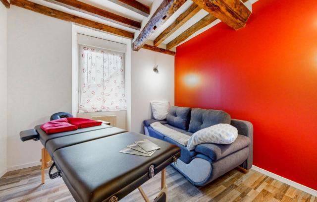 3 Bedroom Cozy Home In Neuilly Le Vendin