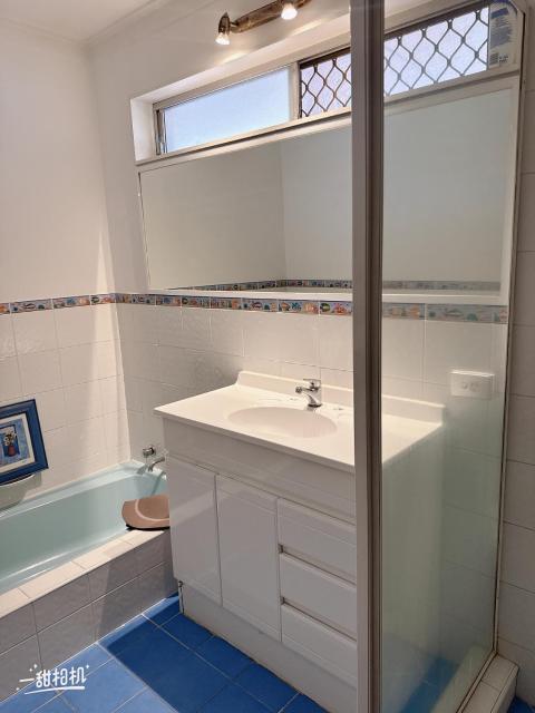 Room near airport CBD