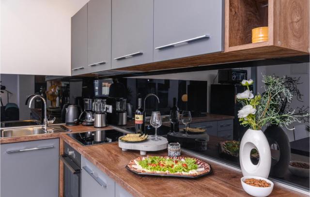 2 Bedroom Lovely Apartment In Kastel Gomilica