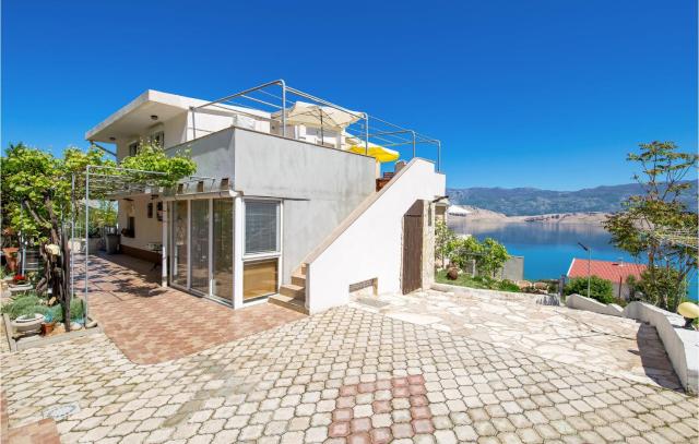 1 Bedroom Cozy Apartment In Bosana