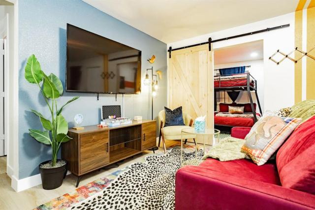 Arts District Group Suite | Sleeps 10 + Pool Table