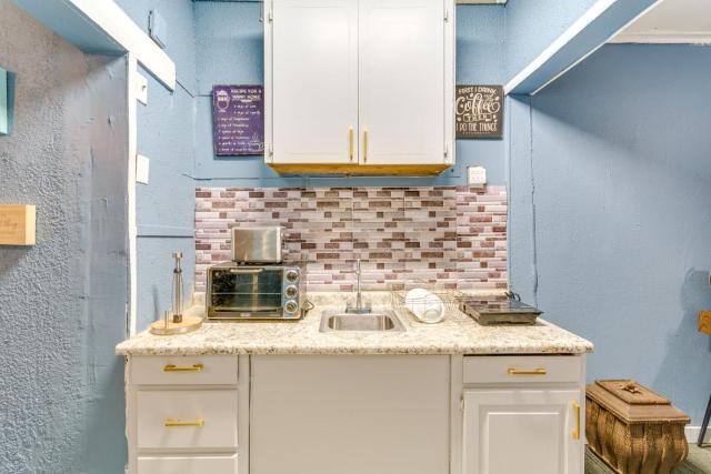Centrally Located North Little Rock Studio w/ Yard