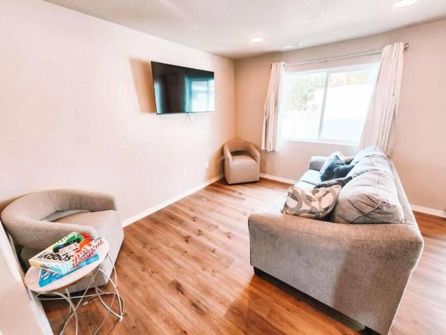 3 Min to Airport Gates Pet Friendly Townhouse