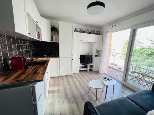 Studio terrasse et parking privƩ