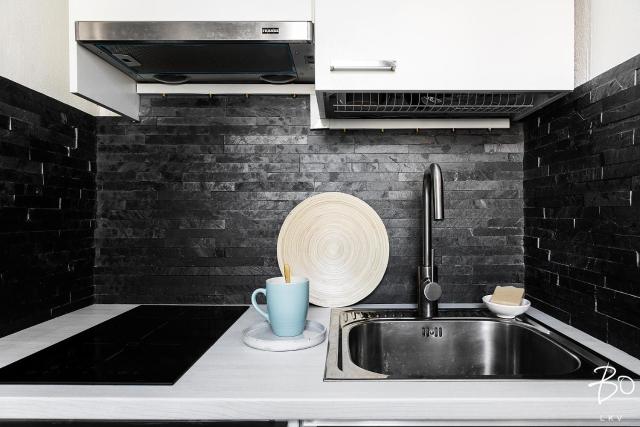 QUIET HAVEN - Fast WiFi, Functional Living, Remote Work, Doorstep Parking