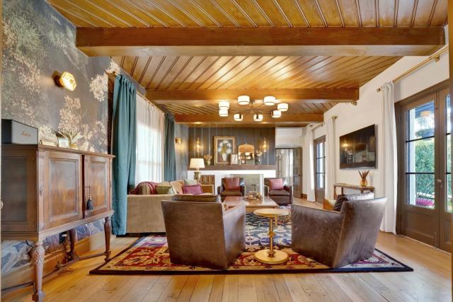 Villa Encanto- LUXE Spanish Villa with 6 KING Bedrooms, Courtyard and New Game Room