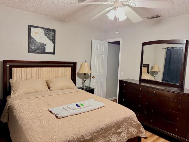 Near Disney cozy quiet place, 2 rooms with queen bed up to 4 people