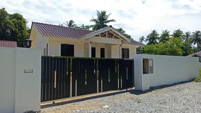 Beachside Family Cottage with 3 Bedrooms pool WiFi and Netflix - Relax and Unwind by Zulanies The Pool Cottage
