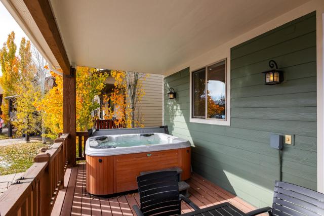 Iconic Location, Sleeps 8, Short drive to Ski and Bike Access, Shared Hot Tub, View of Olympic Park!