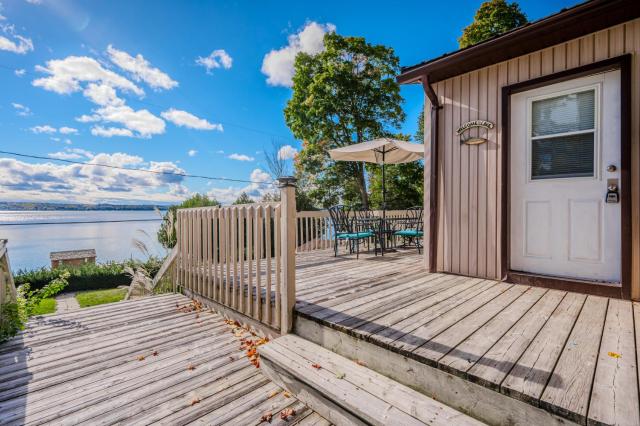 Waterfront Cottage - Incredible View and Hot Tub