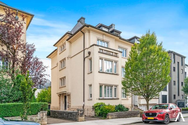 Cozy 1BR with Balcony and Workspace in Hollerich