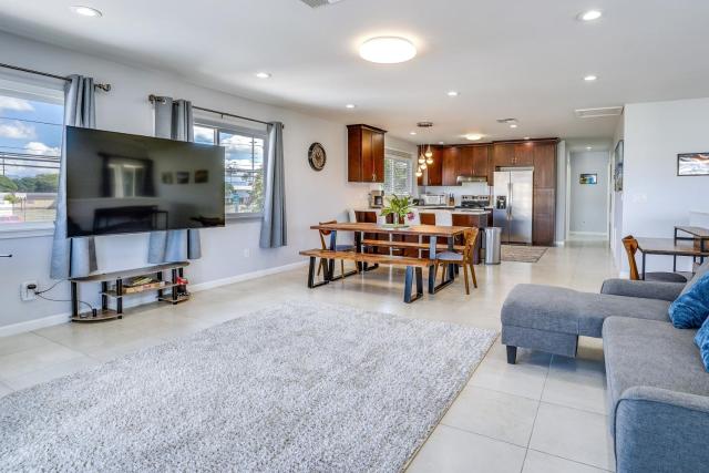 Ewa Beach Apartment ~ 1 Mi to Puʻuloa Beach Park!