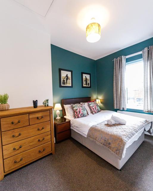 Bright and Well-Kept 3-Bed Property! Free Parking