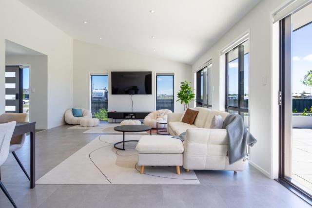 Elegant 4BR Retreat with Garage, Family friendly