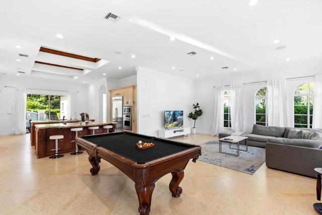 Luxurious 5BR and 3BA Lakefront Villa near Beach