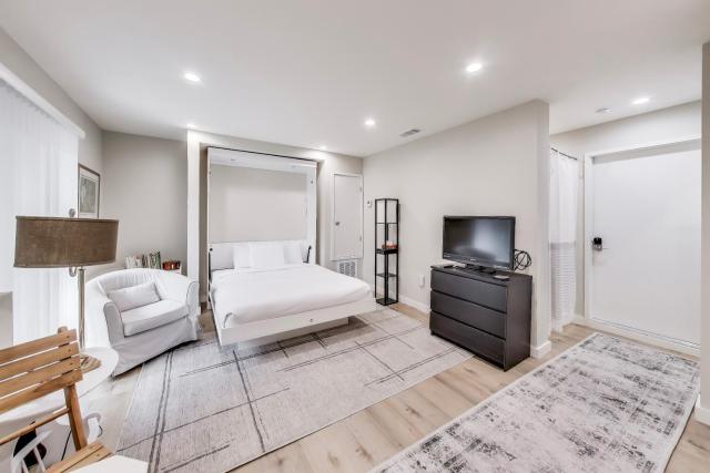 Cozy Marina Studio w Murphy Bed & Garden Oasis