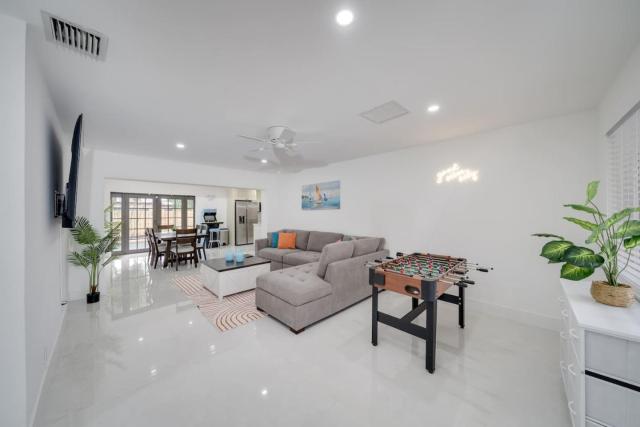 Home with Games Pool Paradise