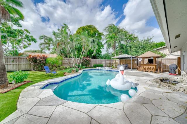 Modern Poolside Paradise